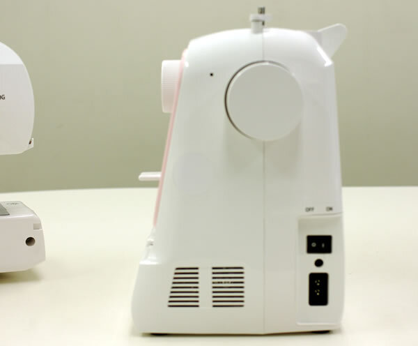 安定感のあるワイドフォルムの実現